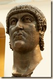 12818529-antiguo-gigantesca-cabeza-de-bronce-del-emperador-constantino-en-roma-italia